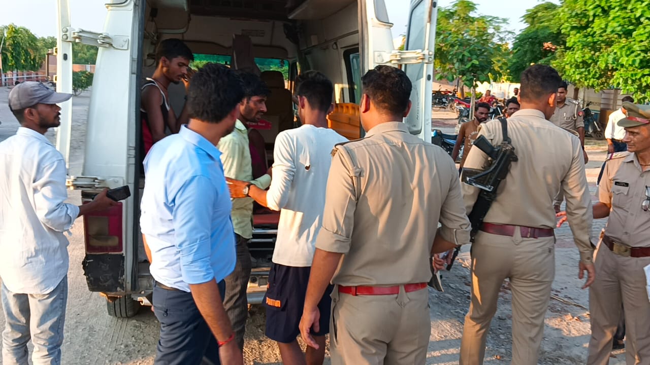 बरेली - सिरौली रामनगर रोड पर बस ने बाइक सवार को मारी टक्कर एक की मौत तीन घायल।