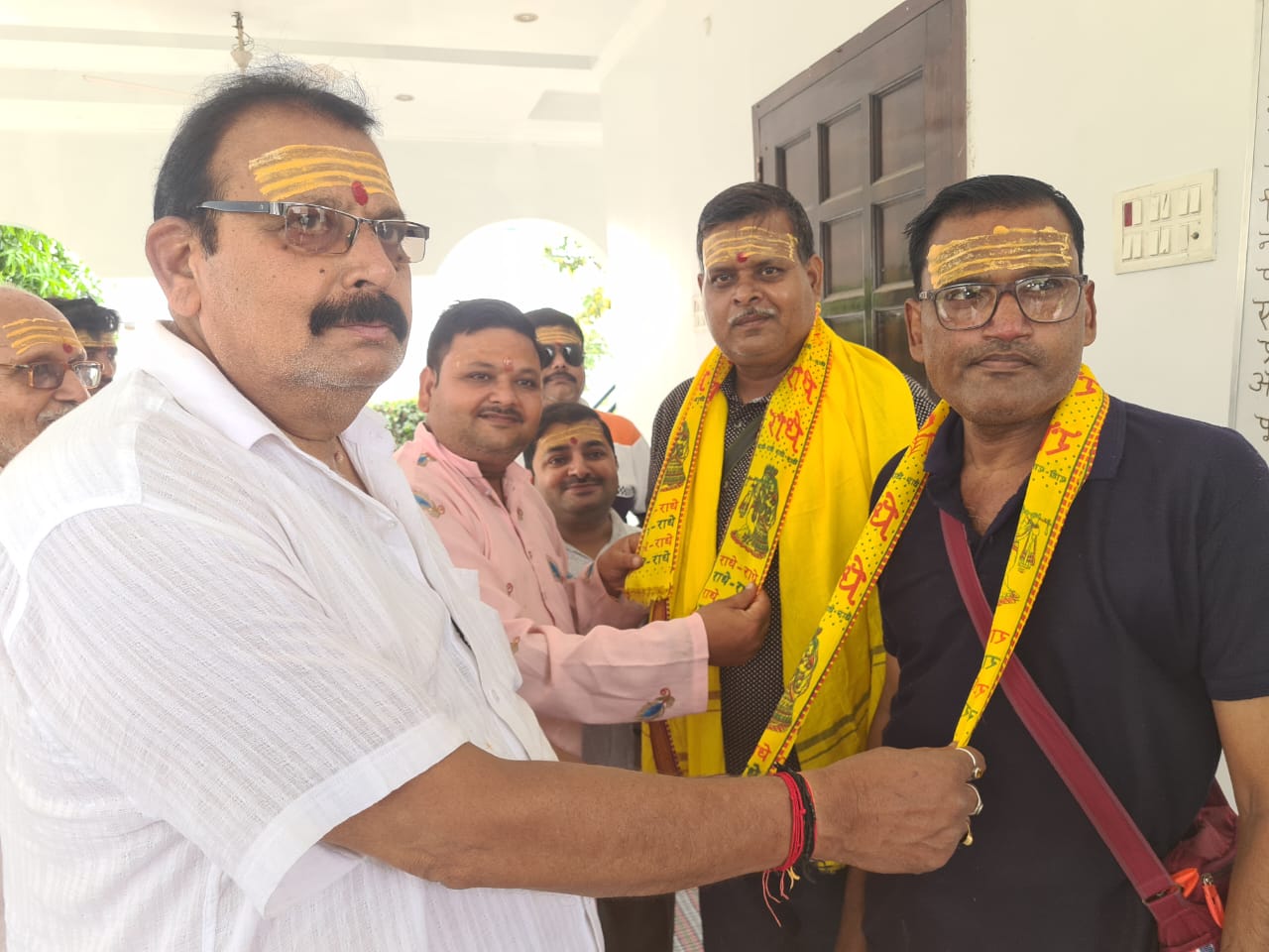पीलीभीत:अमरनाथ तीर्थयात्रियों को सम्मान के साथ किया गया रवाना-पूरनपुर से 22 यात्रियों का जत्था कल जम्मू पहुचकर प्रारम्भ करेगा यात्रा।
