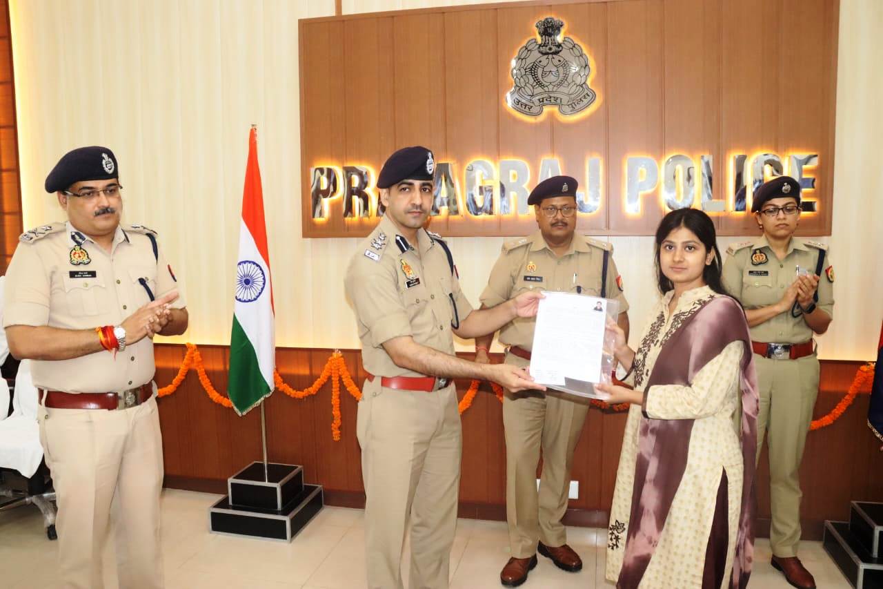 उ0 प्र0 पुलिस में विभिन्न पदों पर चयनित अभ्यर्थियों को पुलिस कमिश्नरेट, प्रयागराज द्वारा वितरित किये गये नियुक्ति-पत्र