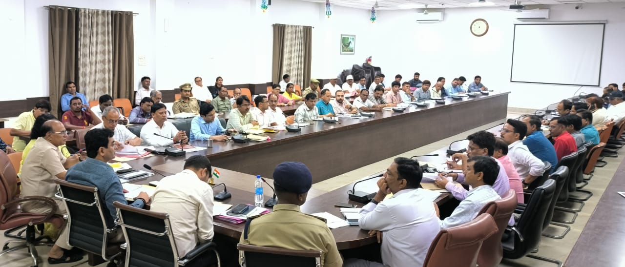 प्रयागराज- ग्रामीण एवं शहरी क्षेत्रों में नाले व नालियों की सफाई नियमित कराए जाने के लिए निर्देश जिलाधकारी