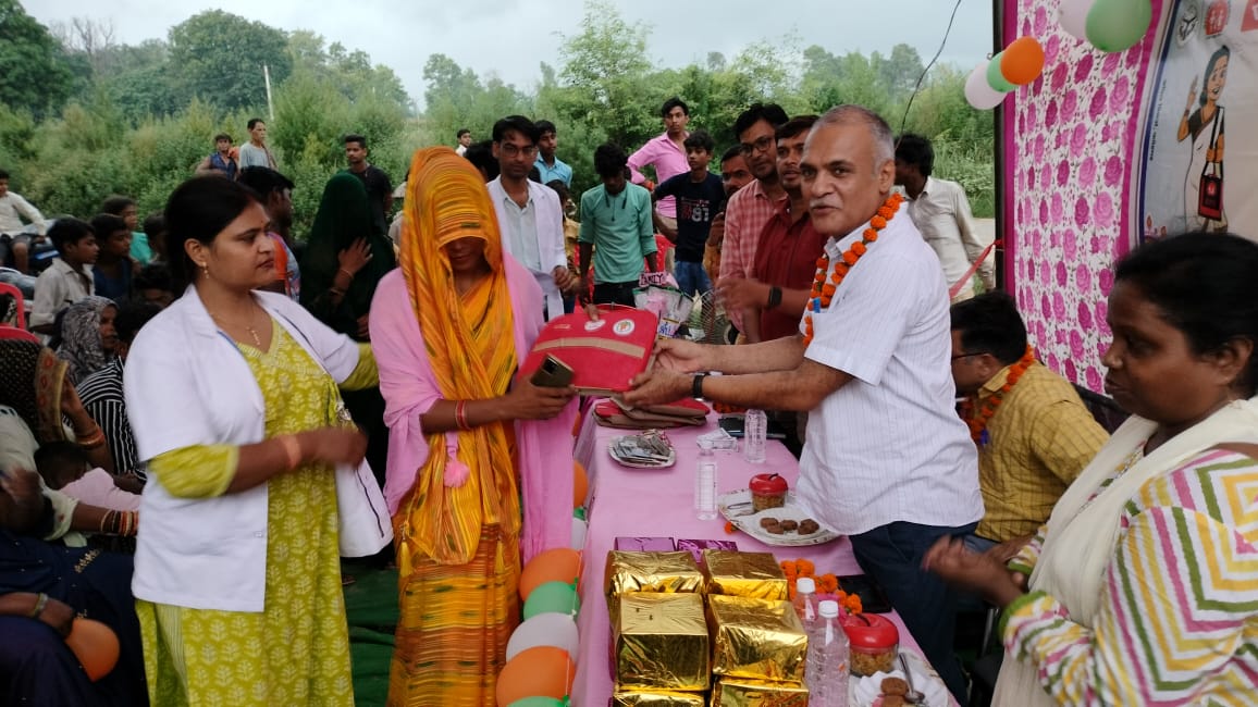 फर्रुखाबाद:हेल्थ एंड वेलनेस सेन्टर मई रसीदपुर में हुए सास-बेटा-बहु सम्मेलन में पुरस्कृत किए गए योग्य दंपति