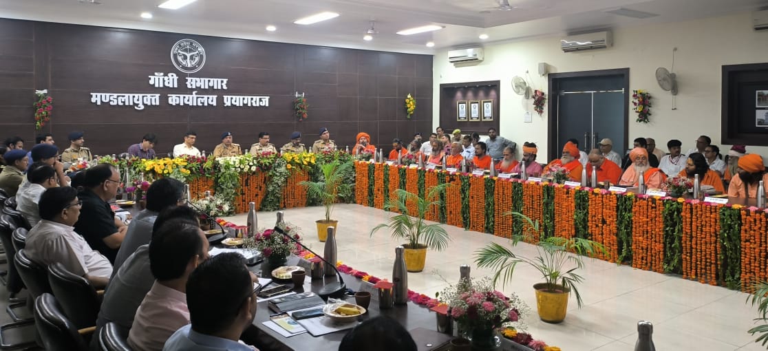 मेलाधिकारी ने प्रयागराज की भव्यता को बढ़ाने हेतु 07 विभिन्न रिवर फन्ट टाइप सड़कों, सभी सार्वजनिक सुविधाओं युक्त 07 घाटों के निर्माण के प्रस्ताव के बारे में सभी को अवगत कराया।