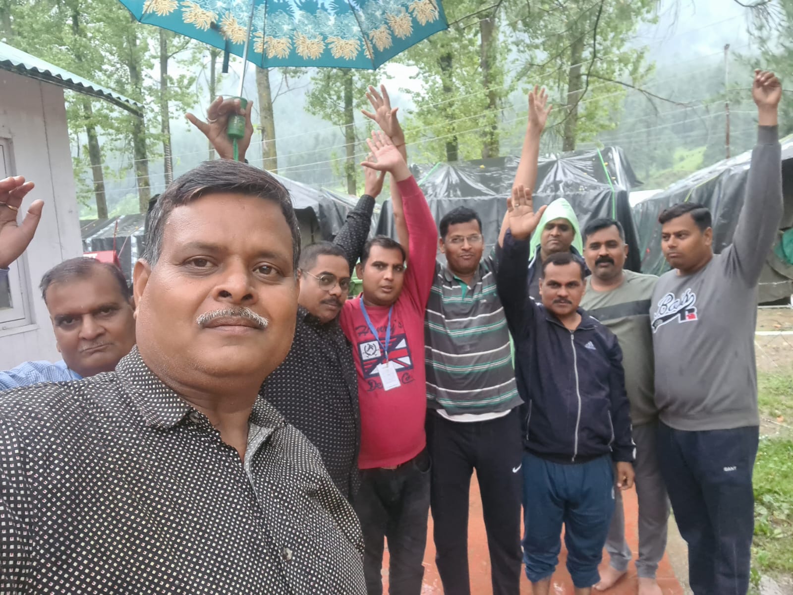 पहलगांव में मौज कर रही बर्फानी बाबा की फौज-पूरनपुर के 20 और पीलीभीत जिले के 100 तीर्थयात्री दर्शन के इंतजार में।
