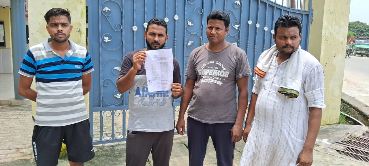 बरेली - सिरौली नगर पंचायत के चेयरमैन पति पर आउट सोर्सिग कर्मियों को निकालने का आरोप, जिलाधिकारी से की शिकायत।