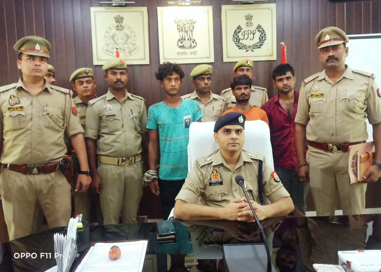 फर्रुखाबाद:-अन्तर्राज्यीय मोटरसाइकिल चोरी करने वाले गिरोह के 04 सदस्यों को 18 मोटरसाइकिल सहित किया गया गिरफ्तार ।