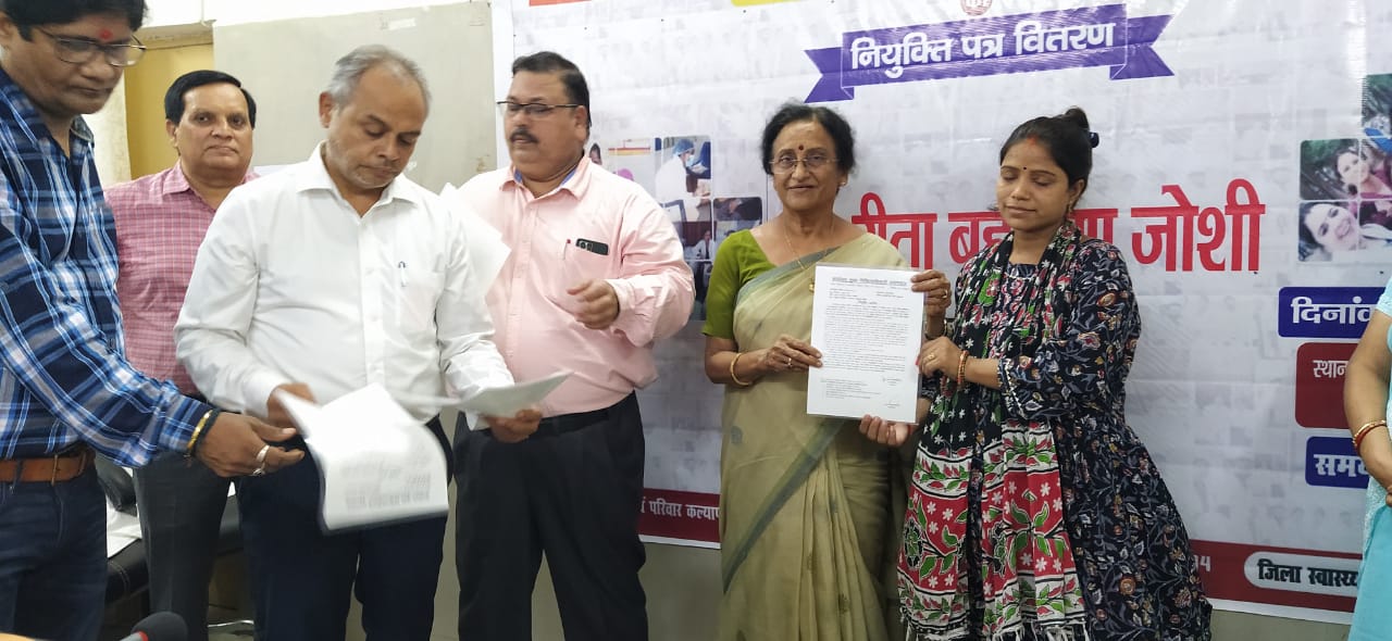 प्रयागराज: मुख्यमंत्री के द्वारा लखनऊ में आयोजित कार्यक्रम में 1573 एएनएम स्वास्थ्य कार्यकत्रियों के नियुक्ति पत्र वितरण कार्यक्रम का मुख्य चिकित्साधिकारी कार्यालय के सभागार में किया गया सजीव प्रसारण