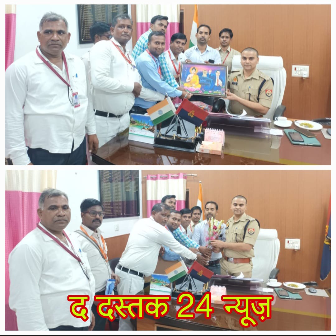 फर्रुखाबाद:दस्तक मीडिया ग्रुप के पत्रकार एवं सुगत मीडिया एसोसिएशन के पदाधिकारियों ने पुलिस अधीक्षक विकास कुमार को गुलदस्ता व प्रतीक चिन्ह भेंट किया