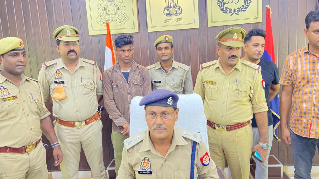 फर्रुखाबाद:- थाना कादरीगेट पुलिस द्वारा 01 अभियुक्त व 01 बाल अपचारी को चोरी के सामान सहित गिरफ्तार किया गया।