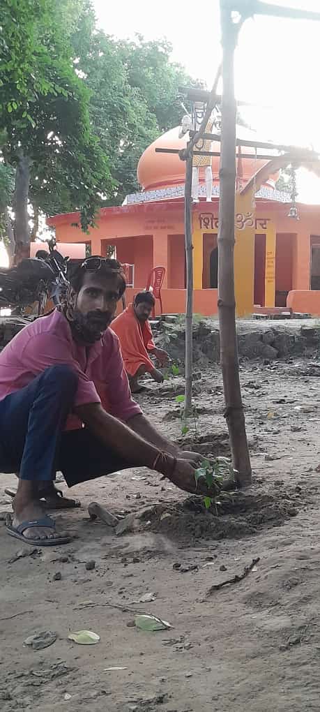 हरदोई :बाबा श्री बौसर नाथ जी के पावन धाम पर विश्व पर्यावरण दिवस के अवसर पर भक्तों द्वारा शुभ मुहूर्त में शुभ वृक्षारोपण किया गया