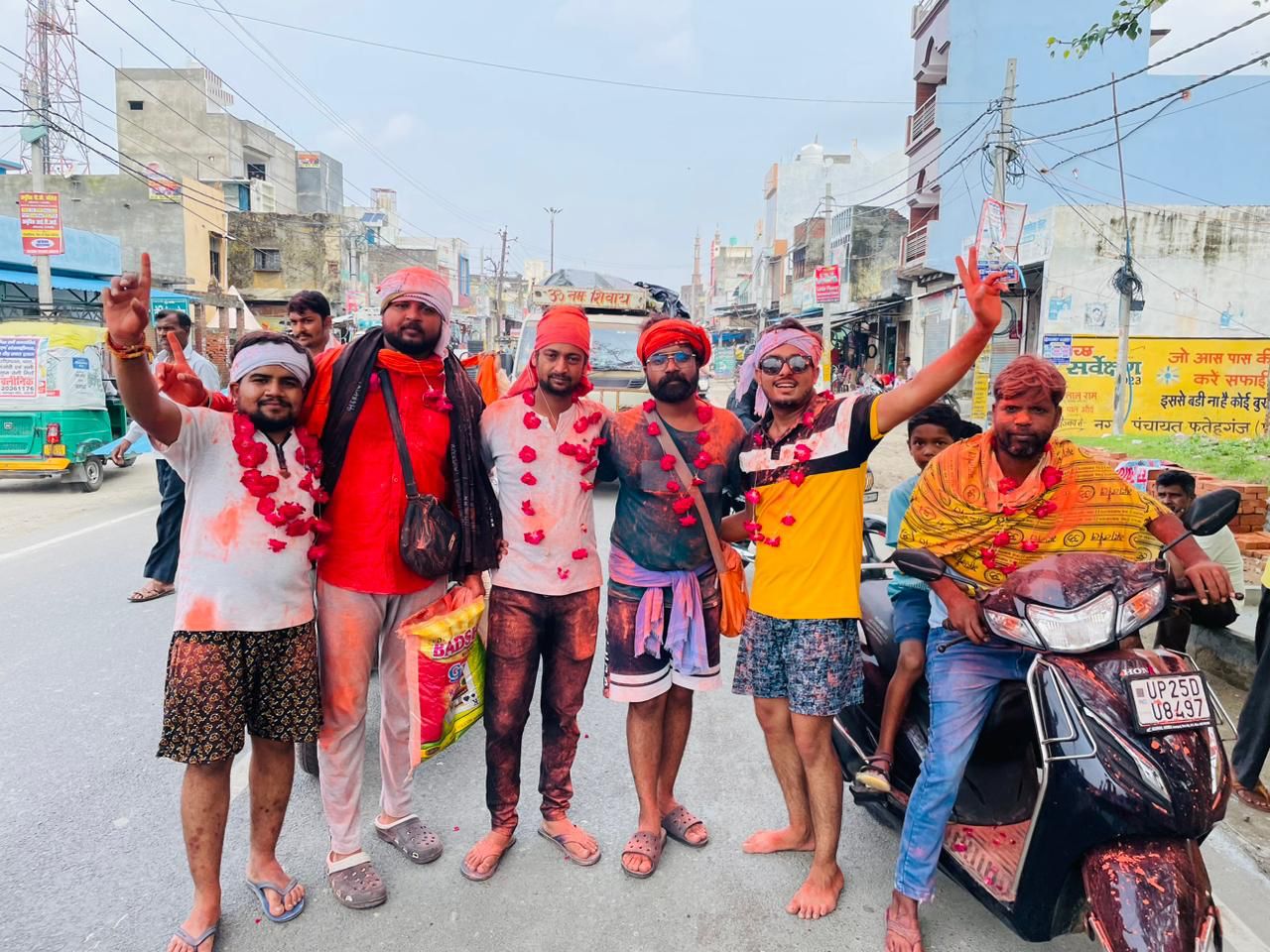 बरेली - शंकर लाल गुप्ता व जतिन गुप्ता उर्फ राहुल के नेतृत्व में कांवड़ियों के एक बड़े जत्थे ने गढ़ से गंगा जल लेकर अलखनाथ शिव मंदिर में किया जल अभिषेक।