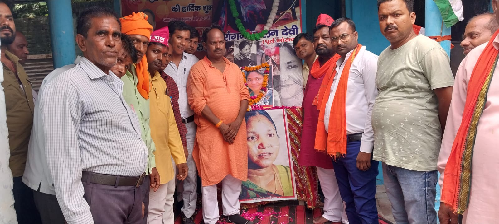 फर्रुखाबाद:निषाद पार्टी  के जिला अध्यक्ष द्वारा पूर्व सांसद वीरांगना फूलन देवी के चित्र पर माल्यार्पण कर शहीद दिवस को अधिकार दिवस’ के रूप में मनाया