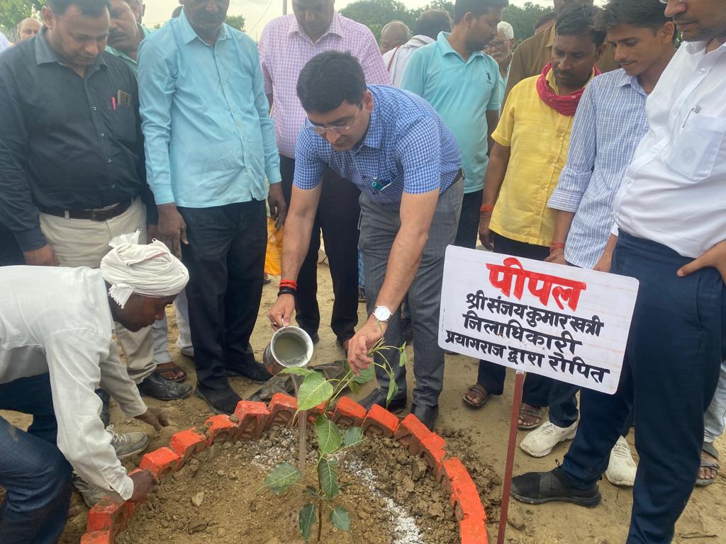 प्रयागराज-जिलाधिकारी ने निर्माणाधीन पानी की टंकी व नवनिर्मित स्मृति वाटिका का किया निरीक्षण जिलाधिकारी ने बिछायी गयी पाईप व निर्माण कार्य की गुणवत्ता की जांच कराने के दिए निर्देश