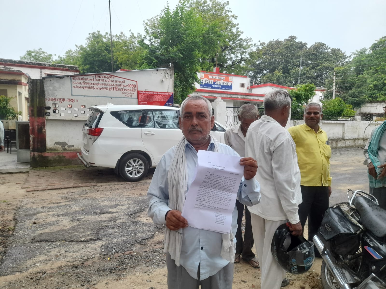 फर्रुखाबाद: महिला द्वारा ब्लैकमेल की धमकी देकर पांच लाख की मांग  से परेशान पीड़ित ने पुलिस अधीक्षक से लगाई गुहार।