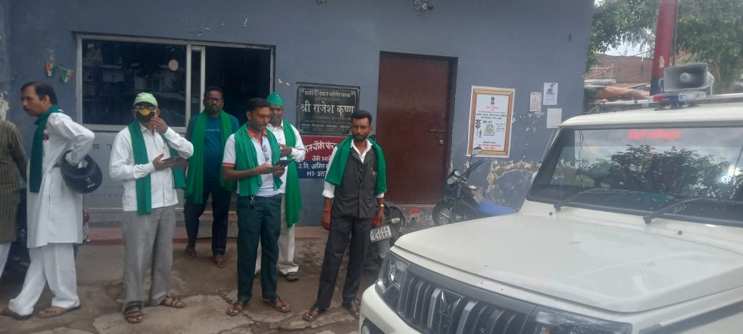 फर्रुखाबाद:किसानों से अवैध बसूली से नाराज भारतीय किसान यूनियन कार्यकर्ताओं चौकी का किया घेराव