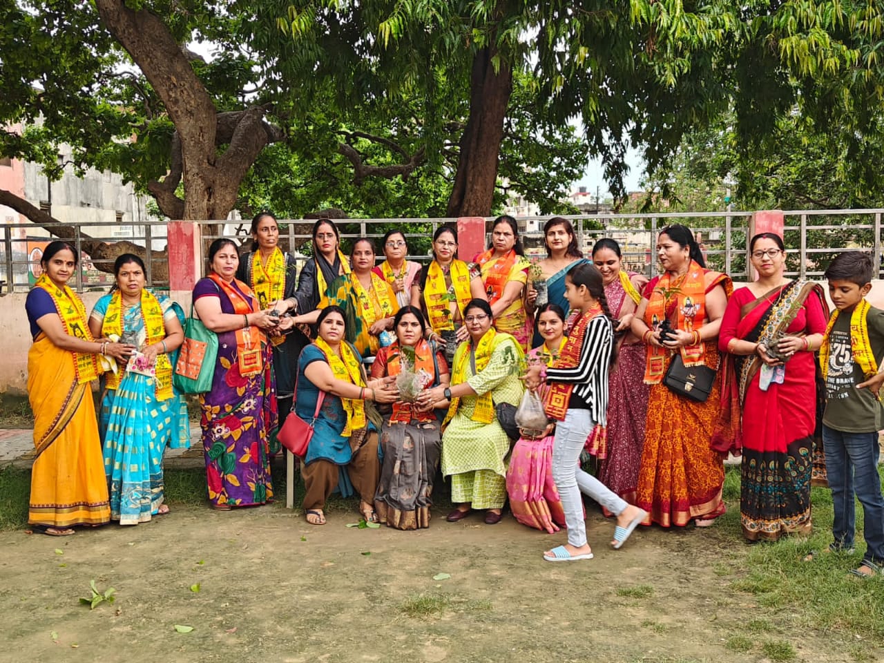 कासगंज जनपद में अखिल भारतीय ब्राह्मण महासभा की महिलाओ ने किया वृक्षारोपण