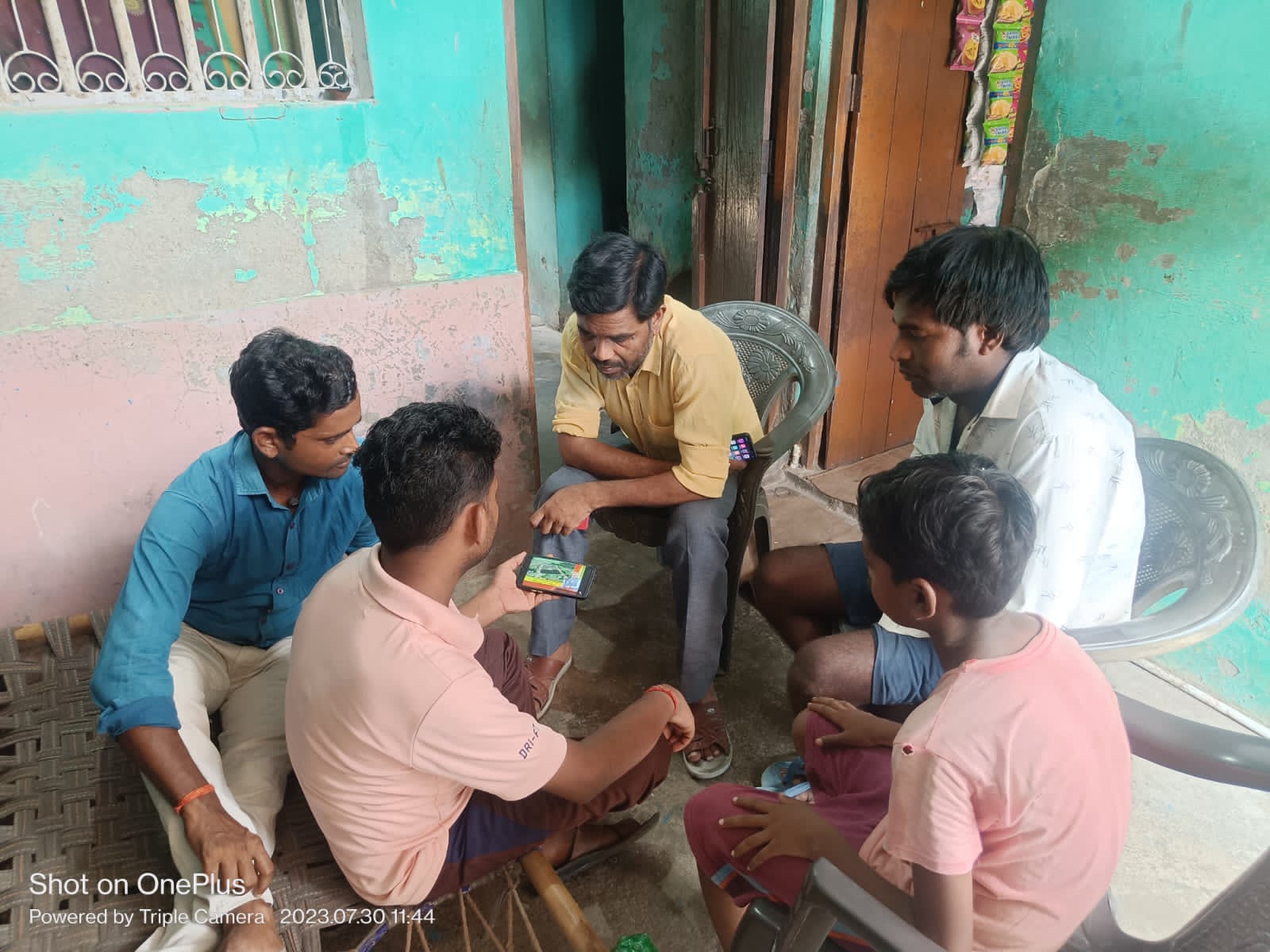 फर्रुखाबाद:ग्वालटोली में बूथ संख्या 121 बूथ अध्यक्ष के निवास पर भाजपा कार्यकर्ताओं ने प्रधानमंत्री के मन की बात का कार्यक्रम सुना