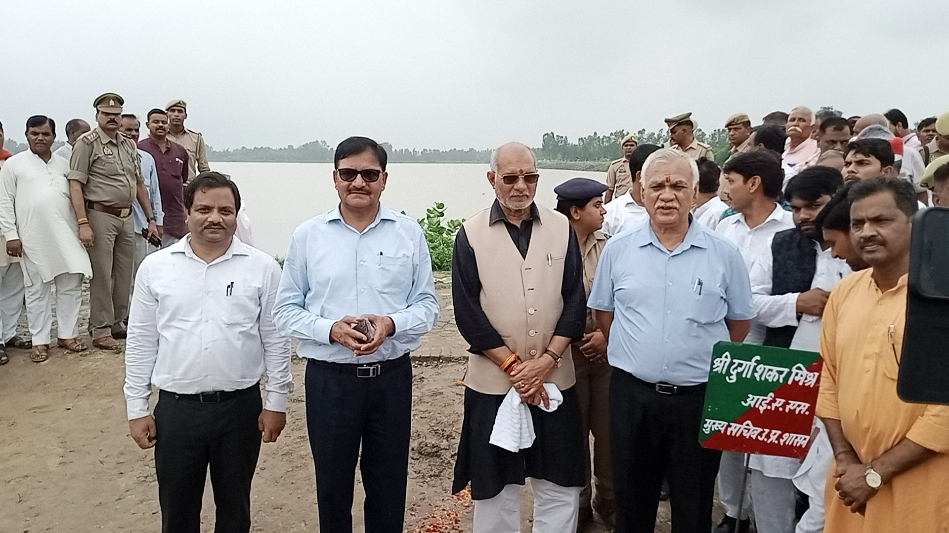 बरेली की ऐतिहासिक लीलौर झील पहुंचे मुख्य सचिव दुर्गाशंकर मिश्र झील को मूल शक्ल में लाने की दिशा में काम करे जिला प्रशासन।