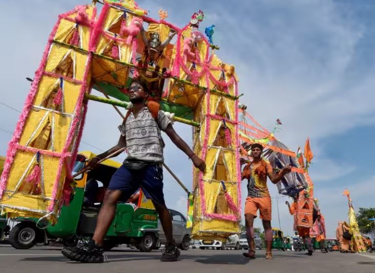 पीलीभीत में कांवड़ यात्रा पर जूठा सेब फेंकने के बाद जमकर हुआ बवाल, दो आरोपी हिरासत में