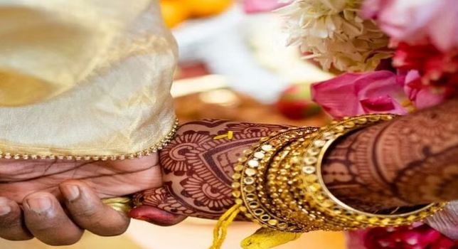 शादी की जिद लेकर प्रेमी के घर पहुंची युवती