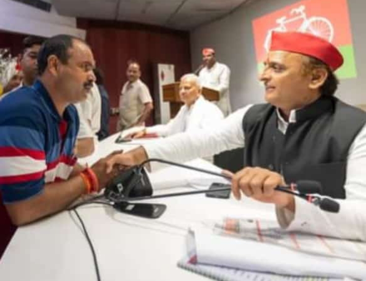 पूर्व मुख्यमंत्री अखिलेश यादव के जन्मदिन पर बंधाई की हुई बौछार, संतोष यादव ने लंबी उम्र की दुआ की ।