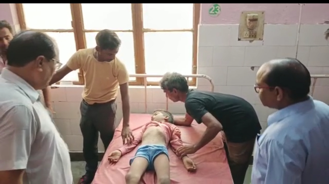 फर्रुखाबाद:पट्टी मदारी में लेंटर गिरने से तीन बच्चे दबे