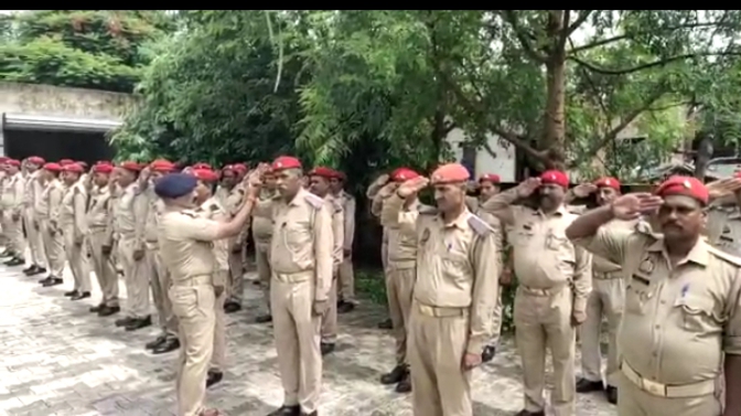 फर्रुखाबाद:- विनम्रता परन्तु दृढ़ता से अपनी ड्यूटी करें होमगार्ड्स जवान।