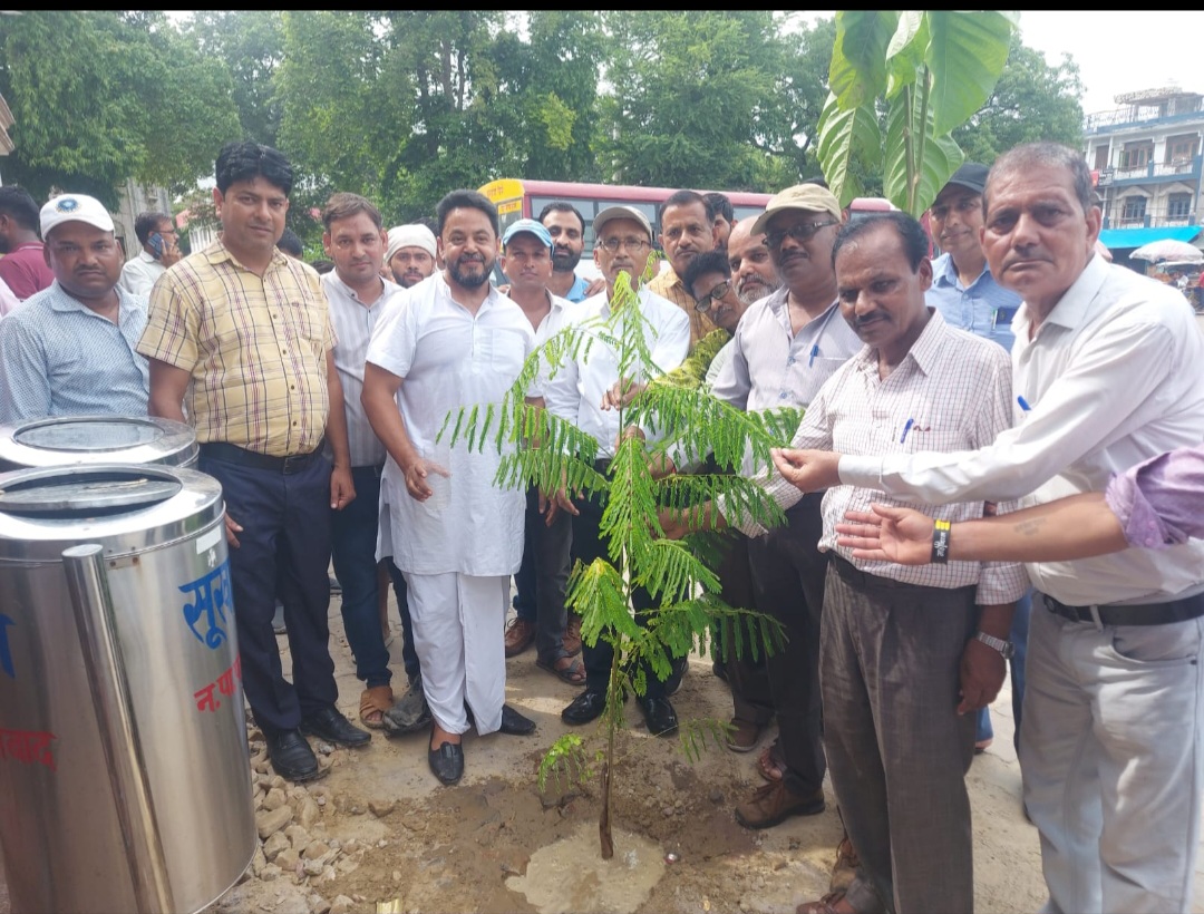 फर्रुखाबाद:डॉ अरविंद का बीरान पड़े रोडवेज बस अड्डे को हरा भरा बनाने का संकल्प, 53 पेड़ लगवाए,पेड़ लगाने को शुरू करेगे हेल्प लाइन नंबर - डॉ. अरविंद