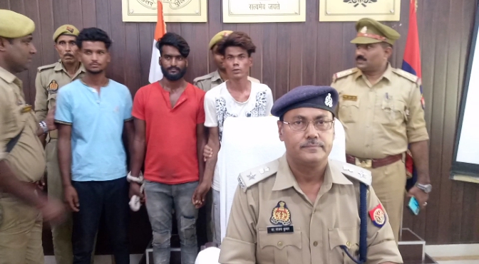 फर्रुखाबाद:- थाना कादरीगेट पुलिस टीम द्वारा 03 शातिर चोरों को चोरी किये हुए 14 एण्ड्रायड/कीपैड मोबाइल फोन सहित किया गया गिरफ्तार।