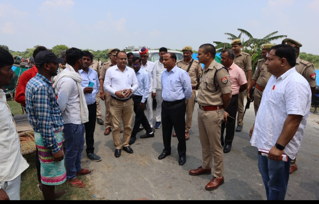 फर्रूखाबाद जिलाधिकारी व पुलिस अधीक्षक ने बाढ़ प्रभावित क्षेत्रों का किया दौरा