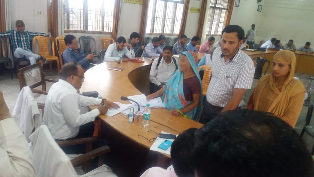 फर्रुखाबाद :तहसील कायमगंज में उपजिलाधिकारी ने तहसील दिवस में सुनी फरियादियो की समस्या,हुआ 9 शिकायतों का निस्तारण