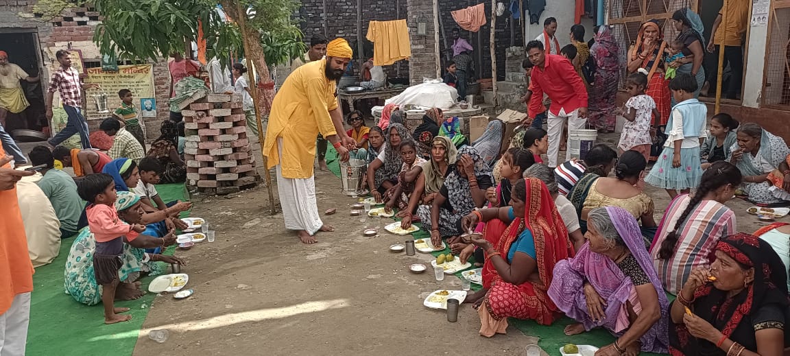 पीलीभीत :श्रीराम जानकी मंदिर पर गुरुपूर्णिमा के उपलक्ष्य में हुए अखण्ड पाठ के पश्चात हवन पूजन एवं पूर्णाहुति के साथ धार्मिक कार्यक्रम का समापन हो गया