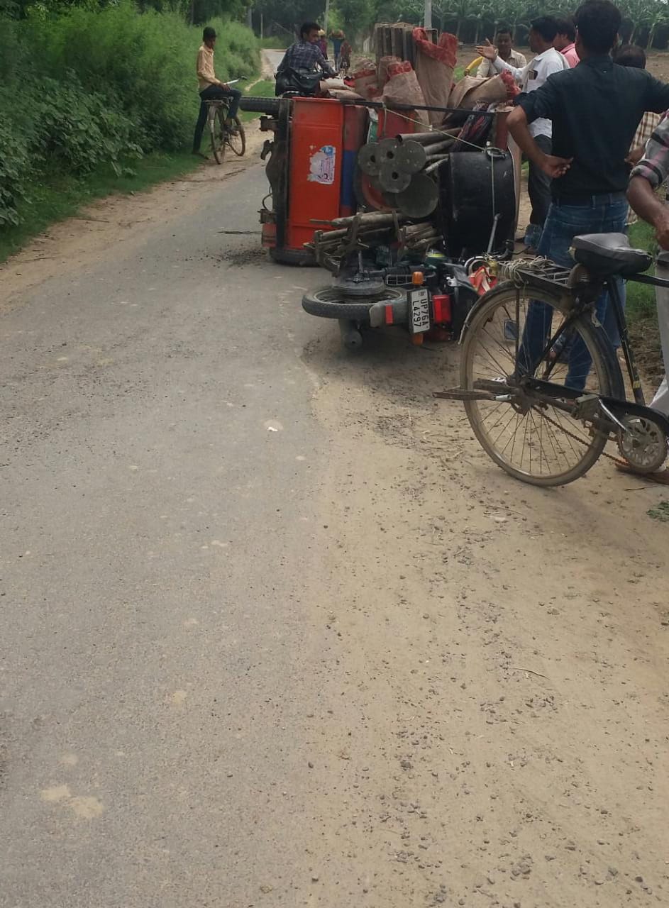 फर्रुखाबाद:टूटा ई रिक्शा का पहिया, तो कायमगंज अताईपुर मार्ग परज्ब ड़ी घटना होने से टली
