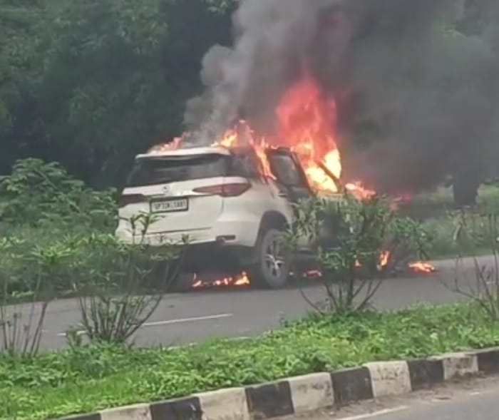 हरदोई: बड़ा हादसा - कार और बाइक की भिड़ंत, वाहनों में लगी आग