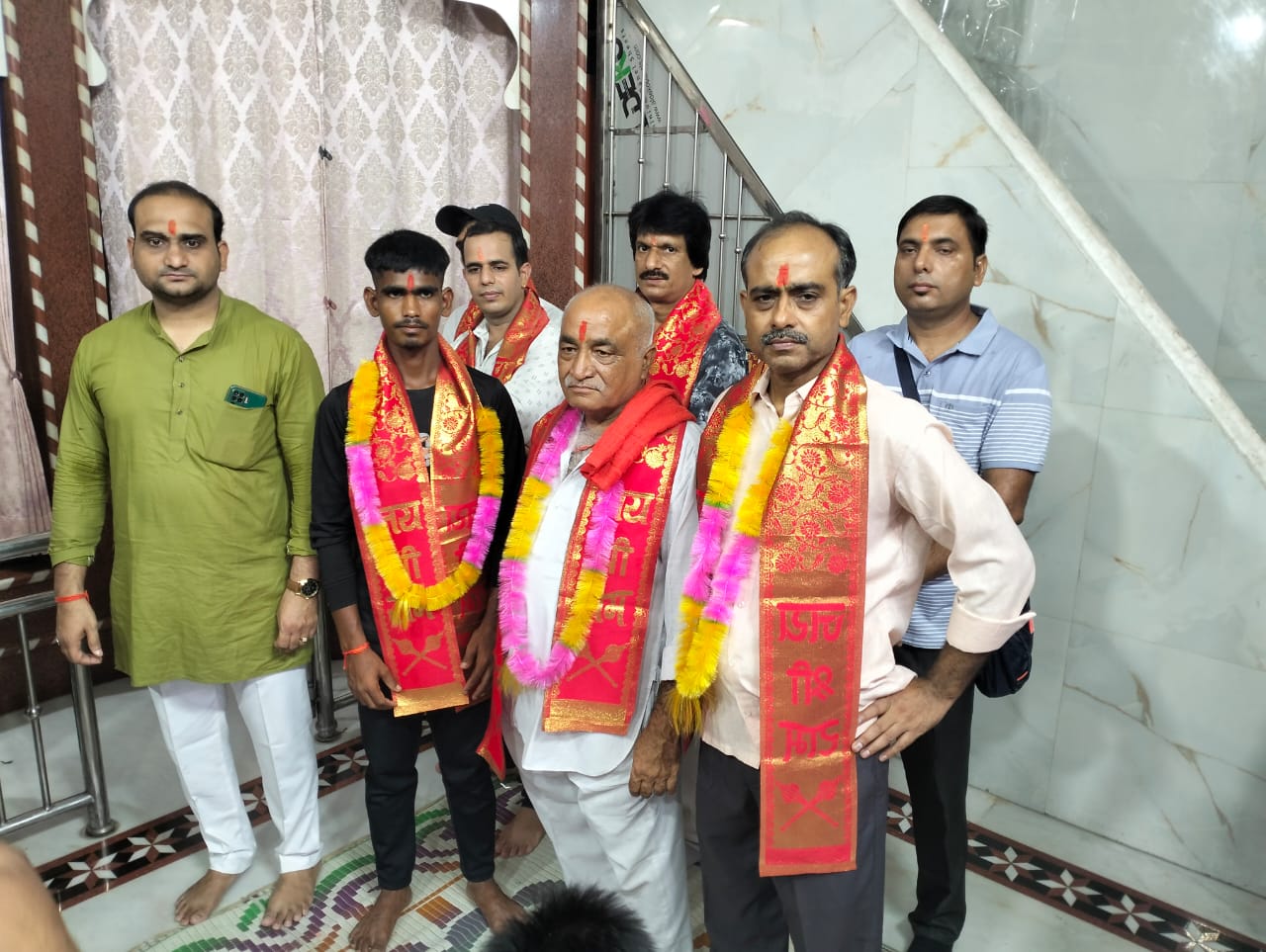 पीलीभीत :पूरनपुर से अमरनाथ जा रहे भक्तों को माला पहनाकर किया स्वागत
