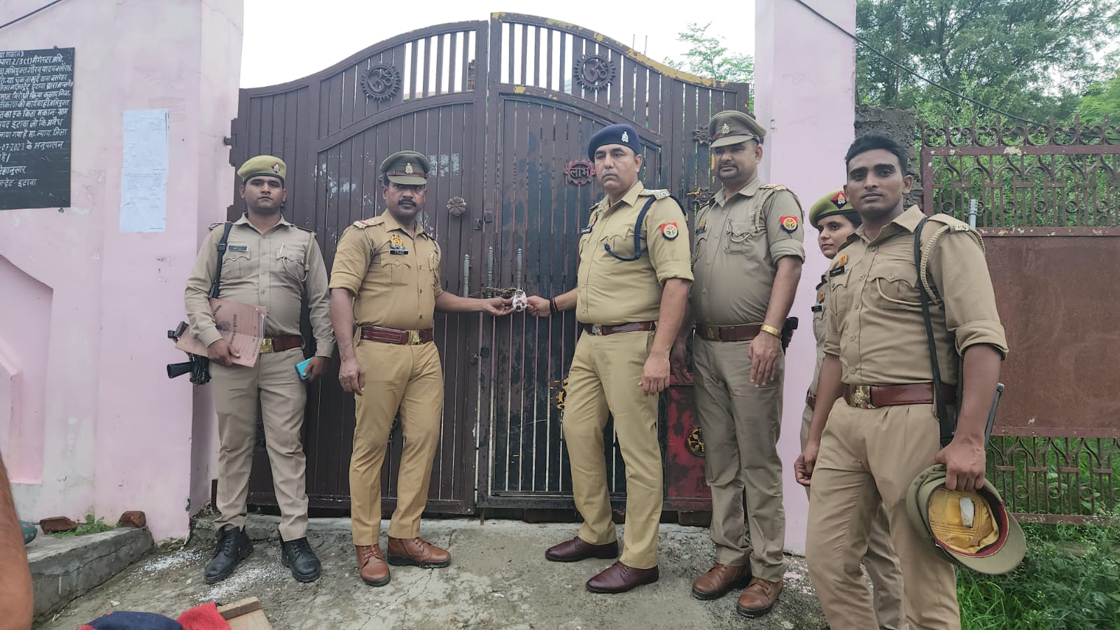 इटावा: पुलिस द्वारा मकान सील किया गया?
