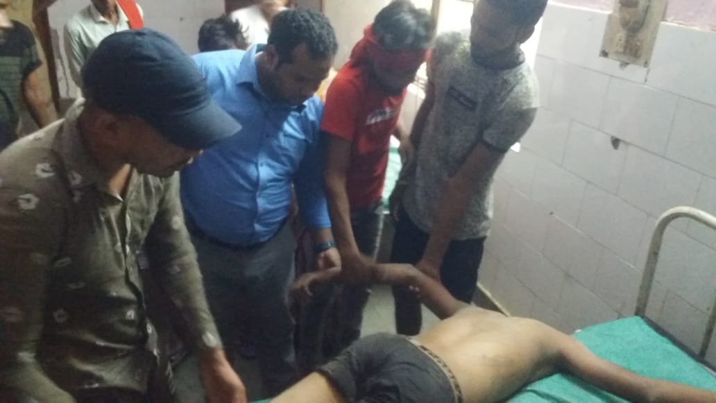 फर्रुखाबाद की तहसील कायमगंज में तालाब में डूबने से युवक की मौत पर परिवार में मचा कोहराम।
