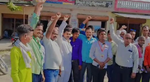 बलरामपुर: अखिल भारतीय विश्व मौर्य परिषद जिला इकाई बलरामपुर की मासिक बैठक रविवार को जयदीप कोचिंग सेंटर गौरा चौराहा में संपन्न हुई