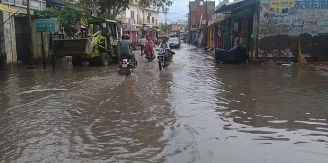 बारिश से सड़कें बनीं नहर, जलनिकासी नहीं होने से गड्ढों में हो रहीं तब्दील, आमजन परेशान
