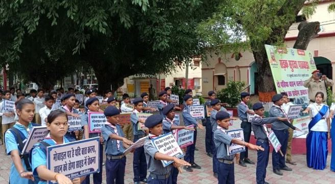 पीलीभीत में यातायात नियमों का पालन करने की दिलाई शपथ