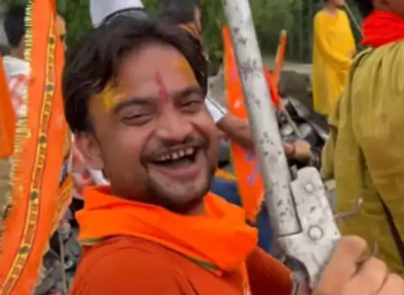 पीलीभीत में जलाभिषेक को निकाली गई बाइक रैली, तमंचे के साथ युवक का फोटो वायरल, पुलिस ने किया गिरफ्तार