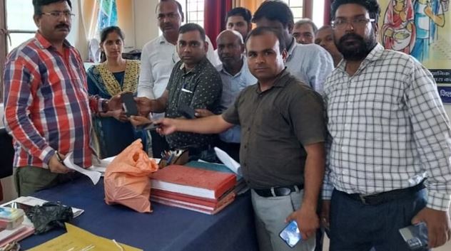 पीलीभीत में लेखपालों ने रजिस्ट्रार कानूनगो को सौंपे मोबाइल फोन