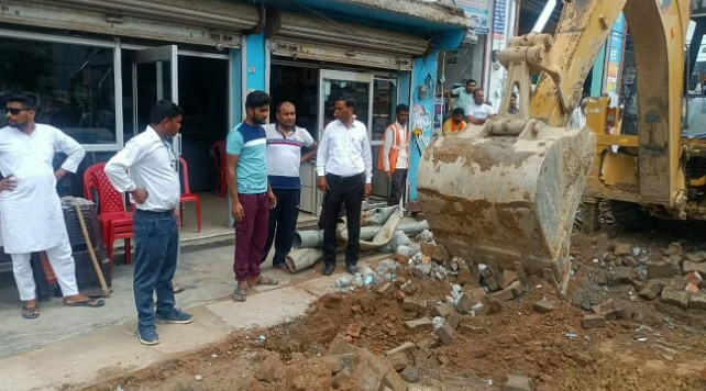 पीलीभीत हाईवे,चौड़ीकरण के साथ नाले की खोदाई शुरू