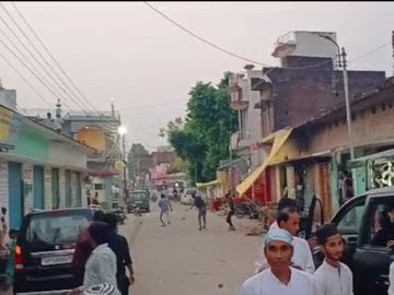 पीलीभीत में दो पक्षों में जमकर पथराव बाजार में तैनात की गई पुलिस