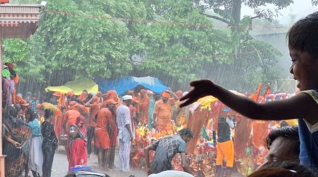 पीलीभीत में आधे घंटे की बारिश ने दी घंटों की मुसीबत, सड़कें बन गईं तालाब
