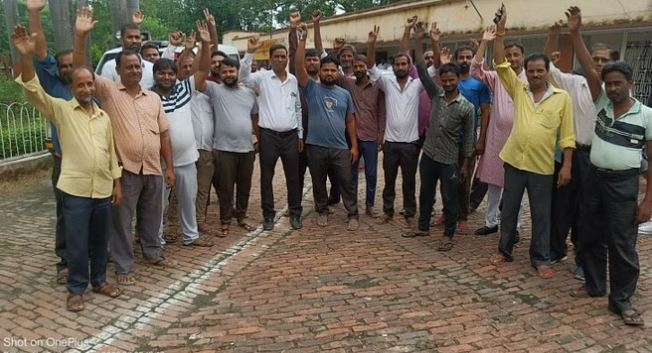 पीलीभीत में 200 दुकानों को टूटने से बचाने के लिए व्यापारियों ने दिया धरना