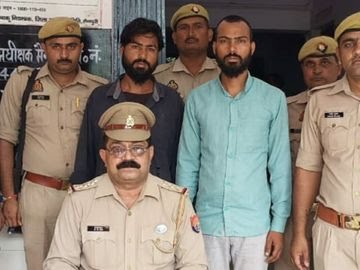 मैनपुरी में हत्या के आरोप में दो सगे भाई गिरफ्तार , घायल पड़े मिले सुनील की मौत का मामला, ईंट और बल्ली से घायल कर मारने का आरोप