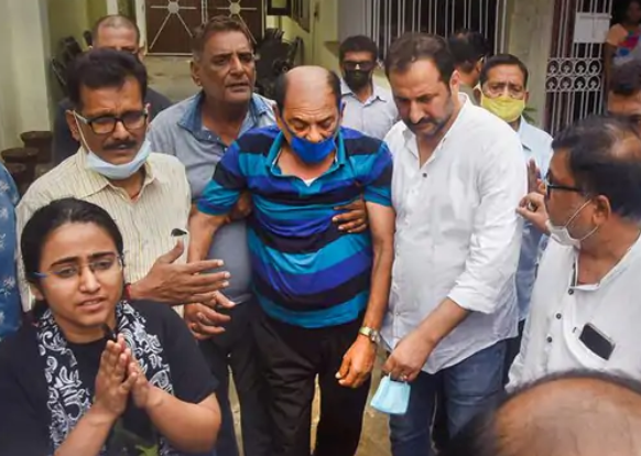 दिल्ली HC ने मेकर्स को नोटिस भेज, सुशांत के पिता का आरोप- बेटे की प्राइवेसी हर्ट हुई
