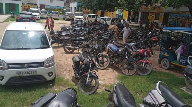 पीलीभीत के बीआरसी परिसर में बना लिया वाहन स्टैंड