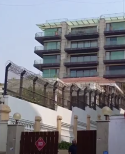 ऑनलाइन गेमिंग एड का विरोध करने मन्नत पहुंचे प्रदर्शनकारी, भारी पुलिस बल तैनात