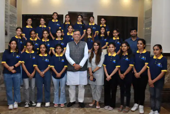यूपी विधान सभा को देखने आये हिमाचल के 28 छात्र, सतीश महाना से मिले
